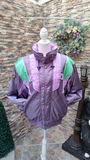Vintage Descente 1980s ski jacket Official supplier of the Suisse ski team This is a rare and unique piece The quality and finish on the jacket is extremely high  It's in mint condition for its age Size medium