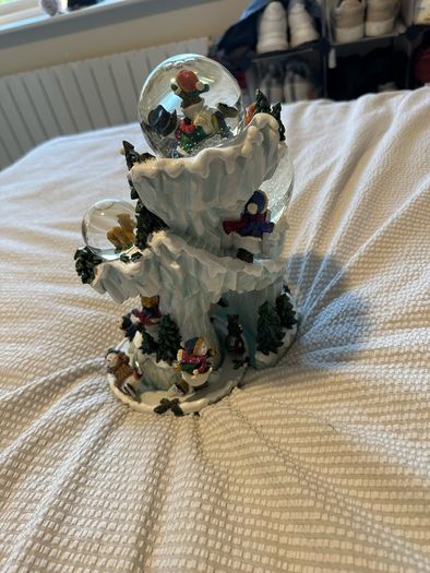 Christmas Snow Globe - plays music