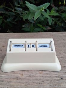 Mid Century Stratton Bakerlite Desktop Perpetual Calender