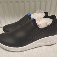 WearerTech slip on shoes size 5