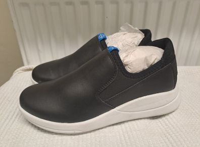 WearerTech slip on shoes size 5