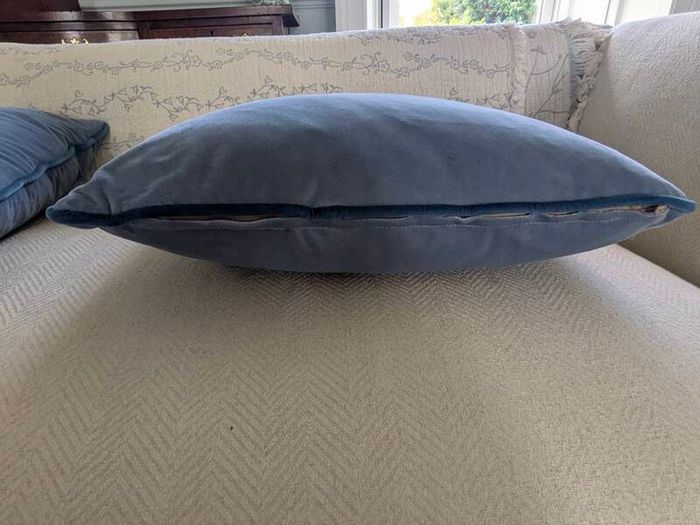 Four bespoke blue cushions, 30 euro per piece