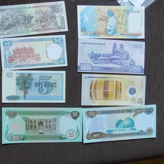 Lot of 8 Uncirculated World Banknotes.No 6.