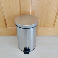 Stainless steel pedal bin