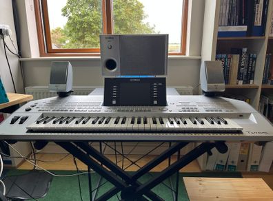 Yamaha Tyros 2 + Monitor Speakers