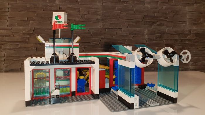 Lego City Service Station 7993 Full Set with car wash!