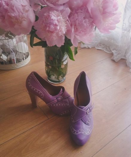 Retro style shoes