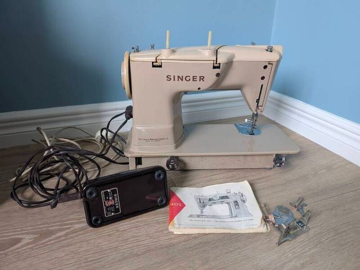SINGER 401G Vintage Sewing Machine