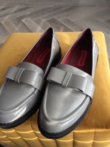 Reduced to 20 euros Linden Rebel Pair of grey patent shoes with bow worn once size 6 and half