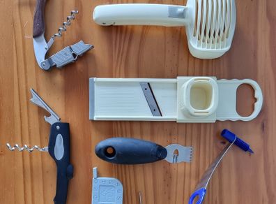 Small kitchen appliances, sale all set, in good condition.