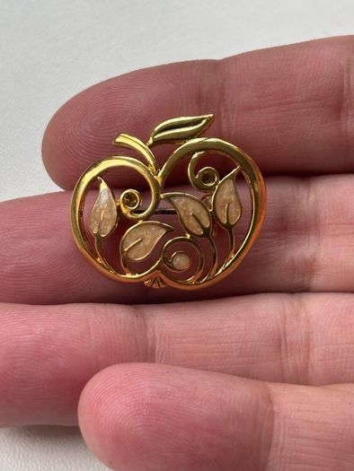 gold-tone vintage apple brooch