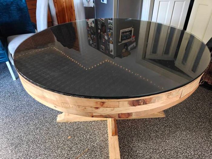 Kitchen Table Round, 4ft/121cm Glass Top Removable.