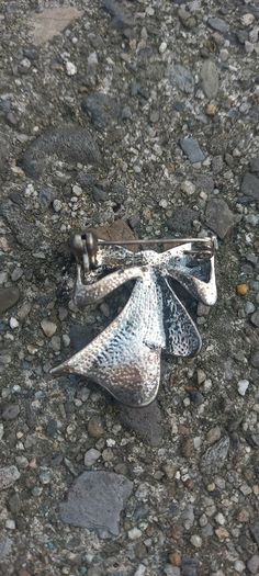 Vintage jewelry is sold individually for 5 to 10 euros