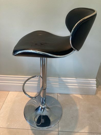 Bar type kitchen swivel stools