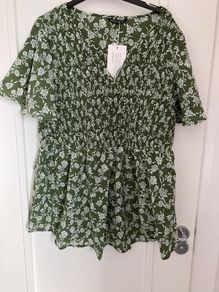Ladies Top size 22-24 brand new