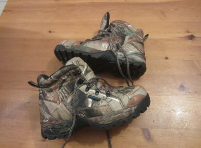 Camo hunting boots....size 41  lightweight