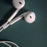 Apple EarPods with lightning connector Image 3