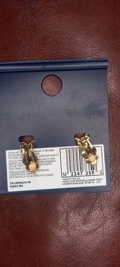 Vintage jewelry is sold individually for 5 to 10 euros