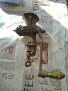 Old Table Top Harper Manual Meat Mincer. Postage Available or Collection, It is designed for grinding meat to make products such as sausages, burgers, or meatloaf.The cast iron body