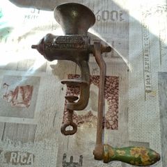 Old Table Top Harper Manual Meat Mincer. Postage Available or Collection, It is designed for grinding meat to make products such as sausages, burgers, or meatloaf.The cast iron body