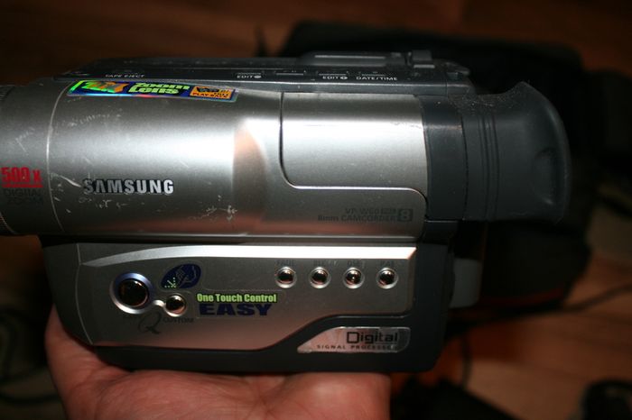 Samsung VP-W60 PAL 8 8mm Video Camera Kit 500x digital zoom (in working order)