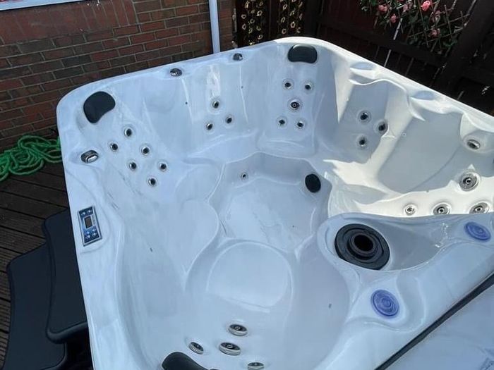 New 7 Person Hot Tub offer - Free Delivery