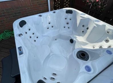 New 7 Person Hot Tub offer - Free Delivery