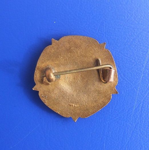 MARY ROSE HOUSEWIVES LEAGUE (WW2 Home Front) - a very scarce WW2 period club membership badge issued by the Daily Sketch newspaper (c.1940)