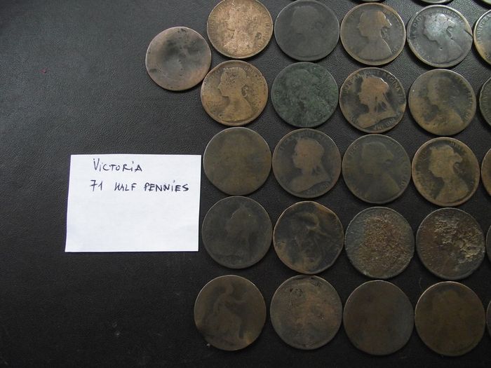 Great Britain. Victoria. 71 coins x half penny
