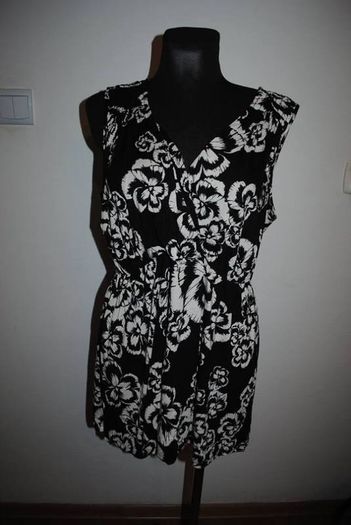 Evans Black&White top size UK16/18 EUR44/46 Postage included