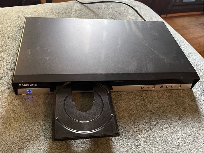 Samsung DVD-R149 DVD Player Recorder (HDMI) + Cable