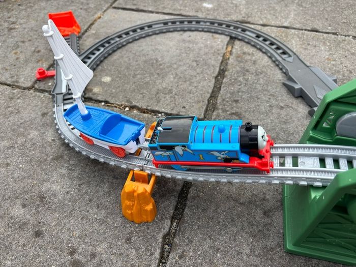 thomas and friends train set.