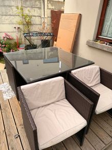 garden table and chairs