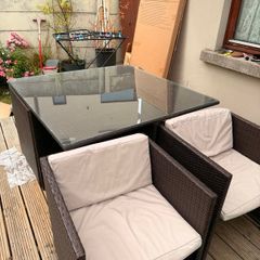 garden table and chairs
