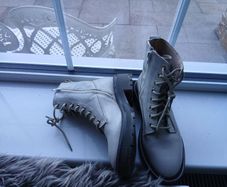 women's boots and shoes