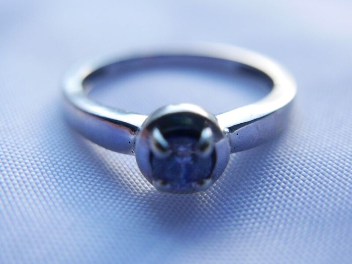 Vintage 9ct White Gold 375 & Blue Sapphire Stacker Ring 2,78g size N