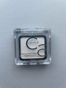 Highlighting eyeshadow