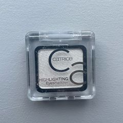 Highlighting eyeshadow