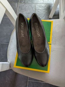 2 pairs court shoes