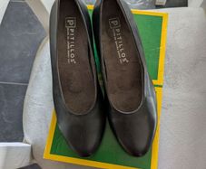 2 pairs court shoes