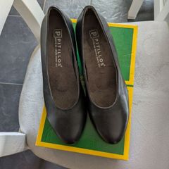 2 pairs court shoes