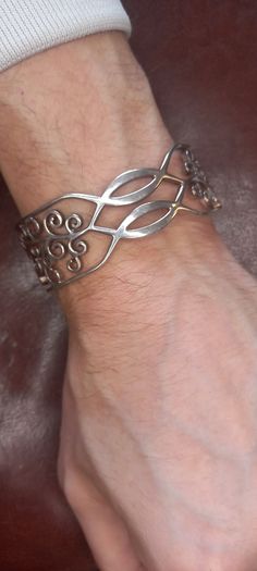 Vintage jewelry is sold individually for 5 to 10 euros