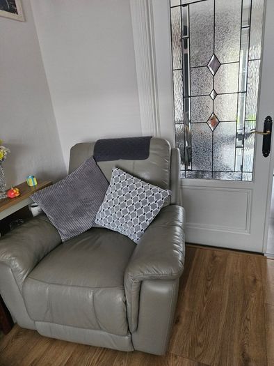 2 recliner chairs