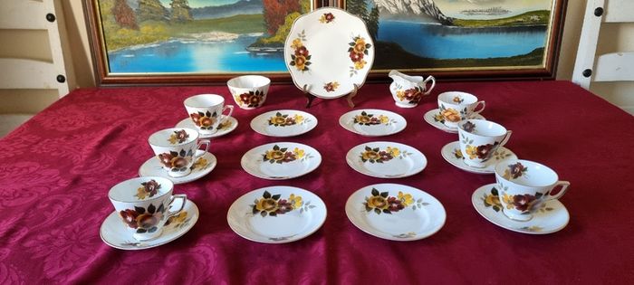 21 Piece Royal Tara Bone China Gold Gilt Red And Yellow Floral Tea Set For 6 Person Setting Made in Ireland