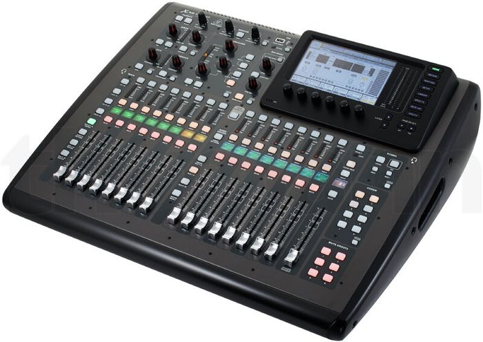 Behringer X32 Compact + flight case