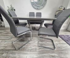 Extendable dining table and 6 chsirs
