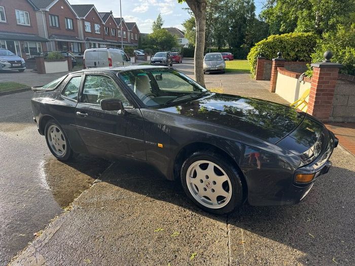 Porsche 944S
