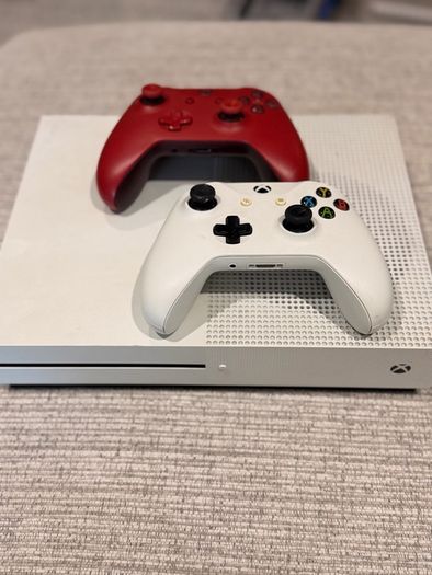 Xbox One S (White) + 2 Controllers
