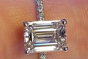 14k Gold ring with 2 ct Lab-Grown Diamond, 1.8 ct main diamond cerified by IGI and Laser inscripted 3 x Excellent