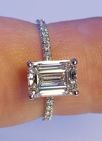 14k Gold ring with 2 ct Lab-Grown Diamond, 1.8 ct main diamond cerified by IGI and Laser inscripted 3 x Excellent